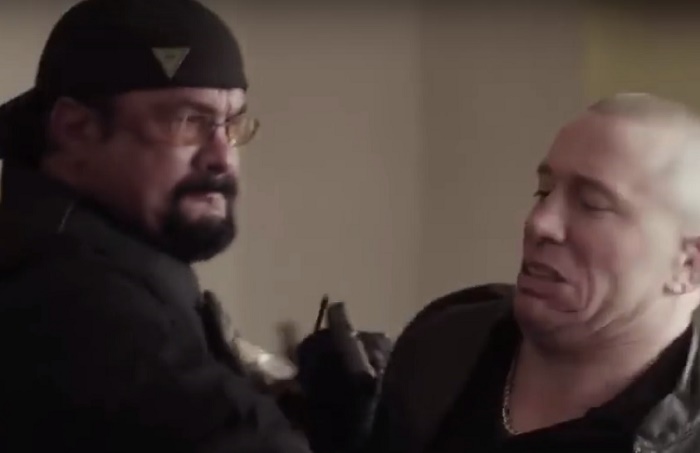 Steven Seagal megöli Georges St-Pierre-t, és erre az egyetlen helyes reakció a sírva röhögés