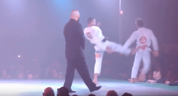 Nem épp grappling: Vagner Rocha lerúgta a tatamiról AJ Agazarmot (videó)