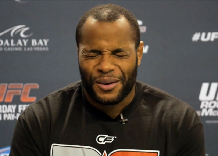 Daniel Cormier épp vígan káromkodott a UFC Fight Night 103-mon, amikor egyszer csak visszakapcsoltak az arénába