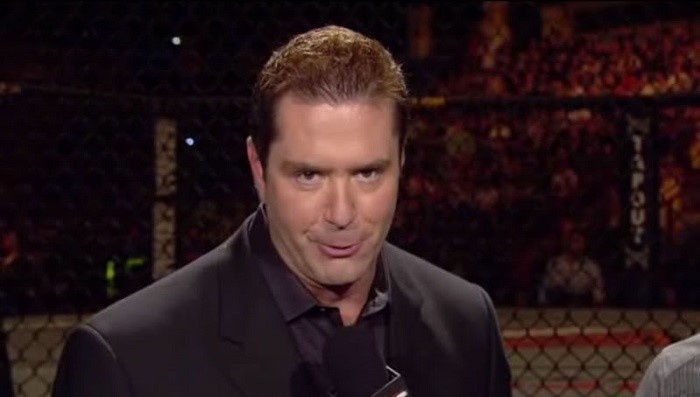 Mike Goldberg photobombolta a UFC Fight Night 103 közönségét