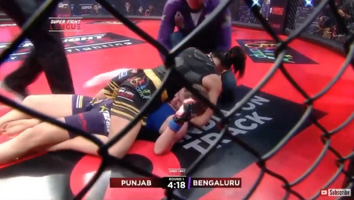 Bírók szégyene: a ketrecbe beugró edzőnek kellett megmentenie a fojtásból az eszméletlen bunyóst (videó)