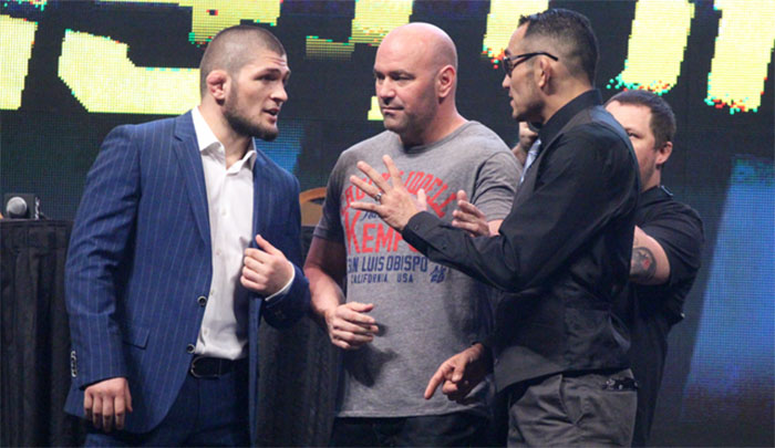 Khabib és Tony már a telefonban egymásnak ment