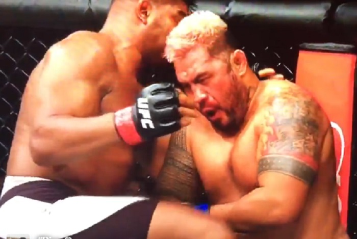 A kiütött Mark Hunt arca tökéletes illusztrációja Mark Hunt kiütésének
