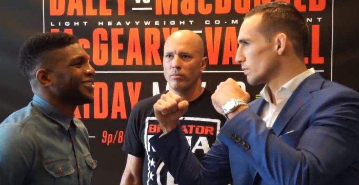 Paul Daley kicsikart egy mosolyt Rory MacDonald-ból