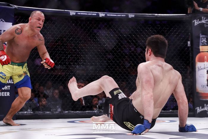 Az Amerikai Gengszter kihívta a Vörös Királyt és lerendezte Tito Ortiz-t