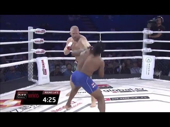 Sergei Kharitonov egyetlen mozdulattal a földre terítette Thierry Sokoudjou-t (videó)