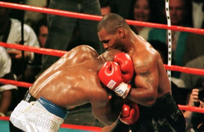 Mike Tyson napra pontosan 20 éve harapott ki egy darabot Holyfield füléből