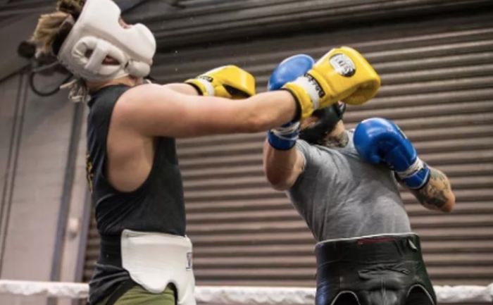 Conor a gyengébb kezével felemelte sparring partnerét