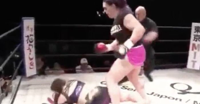 Pride-ba illő illegális focirúgással győzte le Gabi Garcia 45 éves ellenfelét