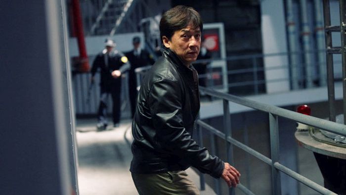 Jackie Chan 63 évesen is odabasz a rosszfiúknak
