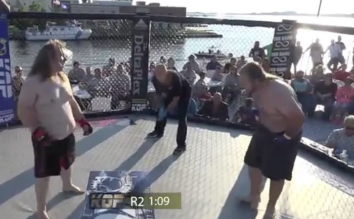 Hányás miatt kellett diszkvalifikálni egy szupernehézsúlyú MMA-st (videó)