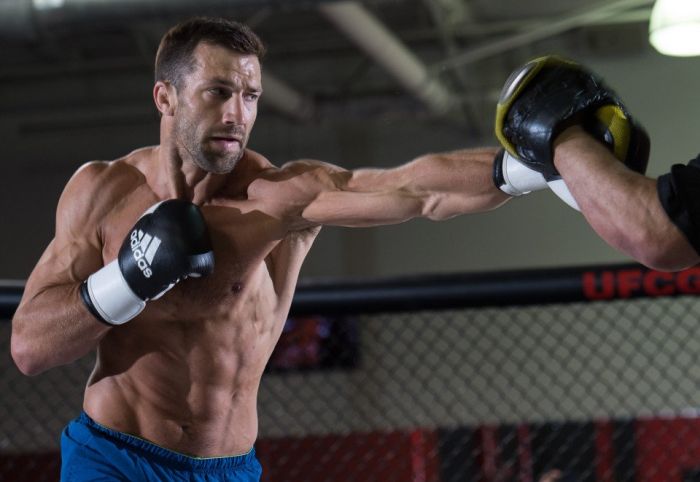 Luke Rockhold félnehézben folytatná, de Daniel Cormier miatt még nem vált