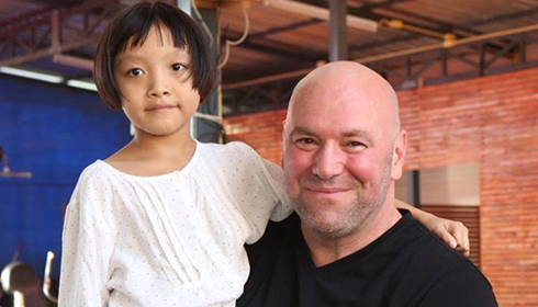 Dana White először találkozott az általa megmentett thai kislánnyal