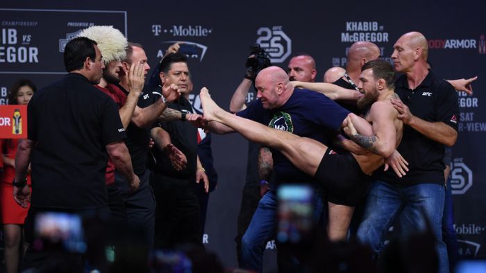 Botrány a UFC 229 mérlegelésén: Volkov és Conor is megpróbálták lerúgni ellenfelüket!