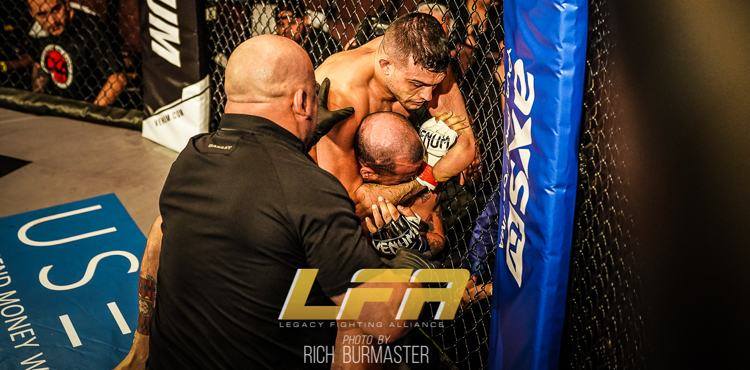 Óriási győzelemmel tért vissza két és fél éves pihenő után, az egy karral harcoló Nick Newell!