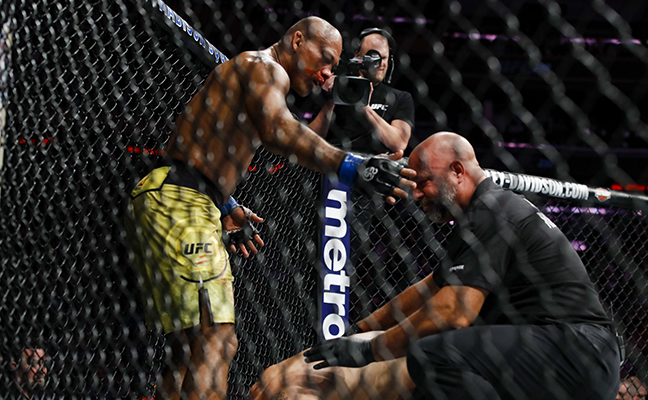 Jacaré óriásit hajrázva ütötte ki Chris Weidmant, akit Dan Miragliotta bíró szíve szerint agyonveretett volna