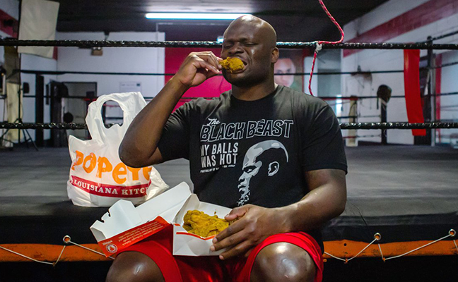 Derrick Lewisnak fogyasztania kellett, Daniel Cormier még sohasem volt ekkora, ketten pedig súlyt tévesztettek