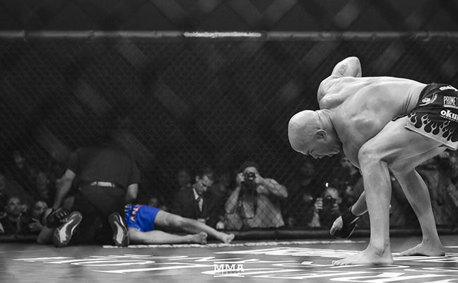 Gyalázat. Tito Ortiz örömködve ünnepelte egy kiégett vénember egy menet alatti kiütését.