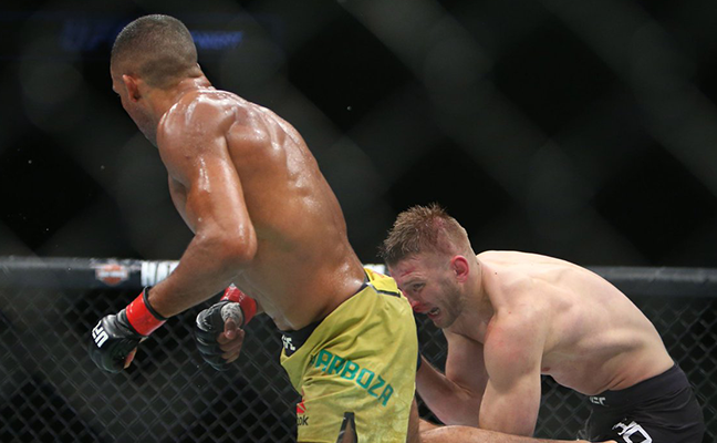 Edson Barboza brutálisan rommá verte Dan Hookert, a UFC on Fox 31 előmeccsén.