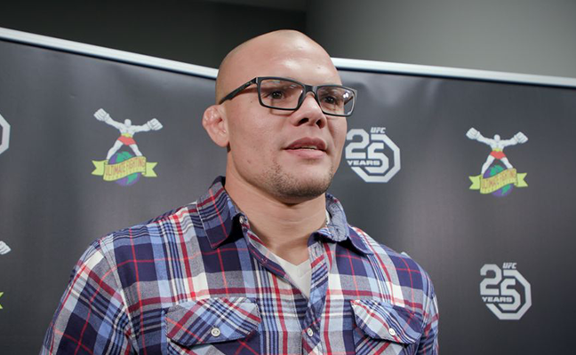 Úgy tűnik Anthony Smith ellen védheti meg a félnehézsúlyú címet Jon Jones!