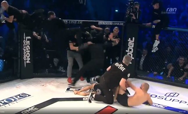 Videó: valósággal elszabadult a pokol a ketrecben, miután a bíró óriásit hibázott