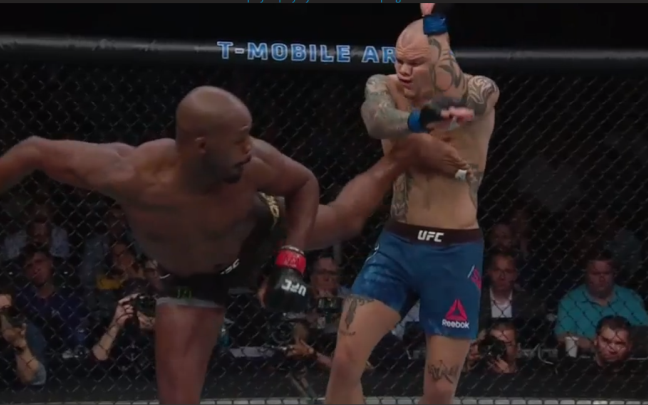 Jon Jones simán megvédte a címét, de egy illegális technika miatt el is veszíthette volna