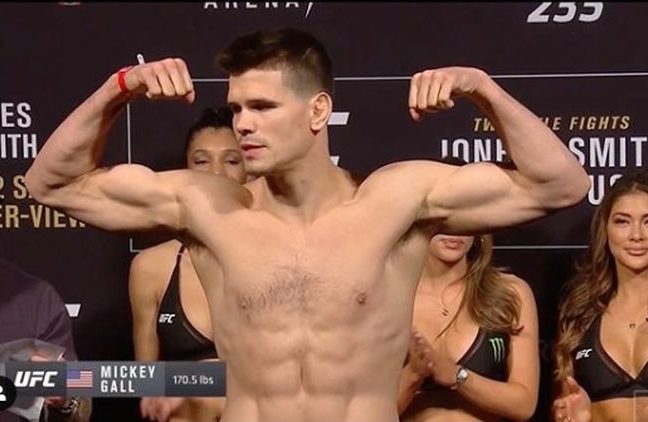 Mickey Gall elájult fogyasztás közben