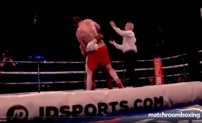 Diszkvalifikálták a nehézsúlyú bokszolót, aki beleharapott ellenfele hasába