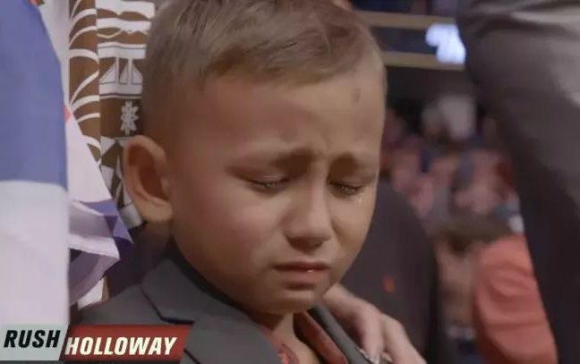 Szívszorítóan szívmelengető, ahogy Shaq O'Neal és Poirier vigasztalja a kicsi Hollowayt