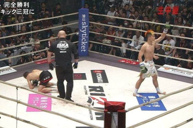 Tenshin Nasukawa ezzel a térdessel brutalizálta szét ellenfelét kick-boxban