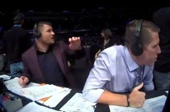 Videón, ahogy Michael Bisping ököllel ütni kezdi a felé repülő tárgyakat