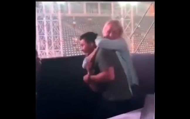 Valentina Shevchenko lekopogtatta Henry Cejudo-t!