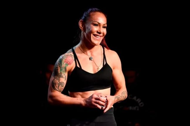 TD|Bulvár: félmeztelenre vetkőzött Cris Cyborg 