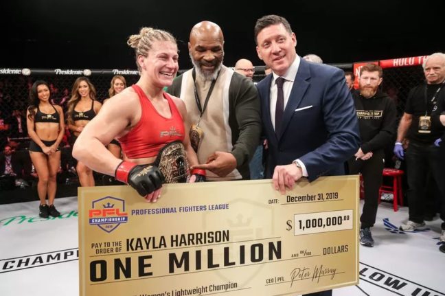 Mike Tyson adta át Kayla Harrisonnak a bajnoki övet a PFL győzelméért