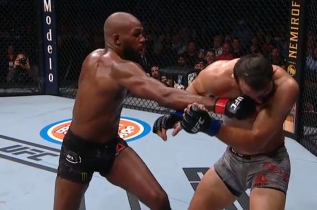 Jon Jones vitatható pontozással védte meg félnehézsúlyú címét