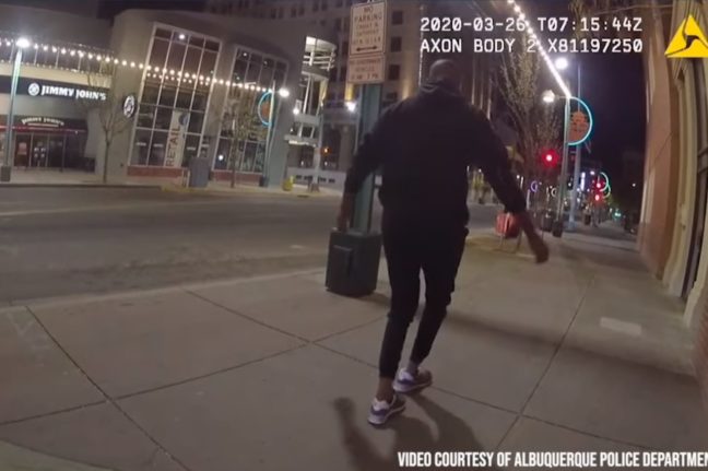 Megalázó: előkerült a rendőrségi videó Jones megsétáltatásáról