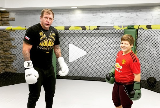 Videó: 12 éves srácot tanít bunyózni Alexander Emelianenko - nem is akárkit!