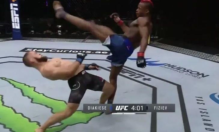 Úgy hajolt el a fejrúgás elől, ahogy Neo a golyók elől a Mátrixban