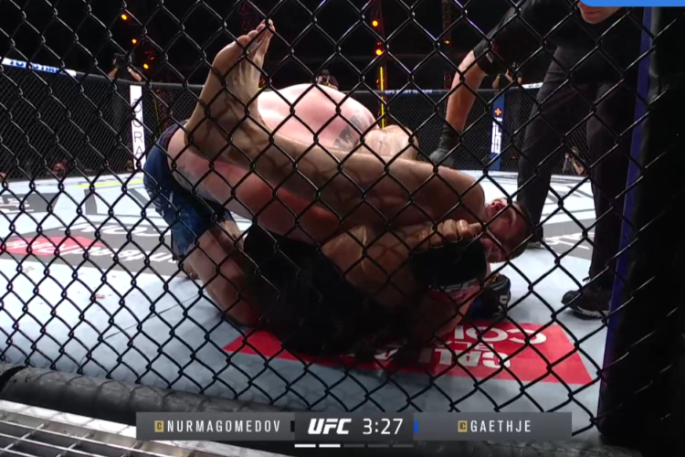 Khabib Nurmagomedov ájultra fojtotta Justin Gaethje-t, visszavonult