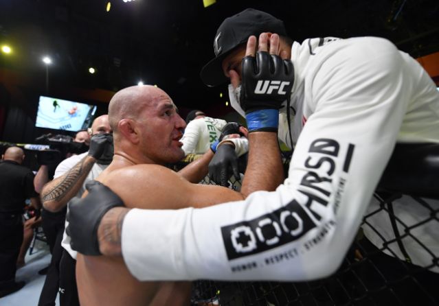 WOW: Glover Teixeira lefojtotta Thiago Santos-t (videó)