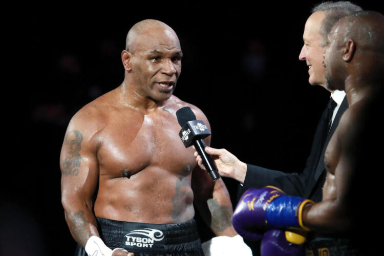 Mike Tyson befüvezve bokszolt Roy Jones Jr.-ral