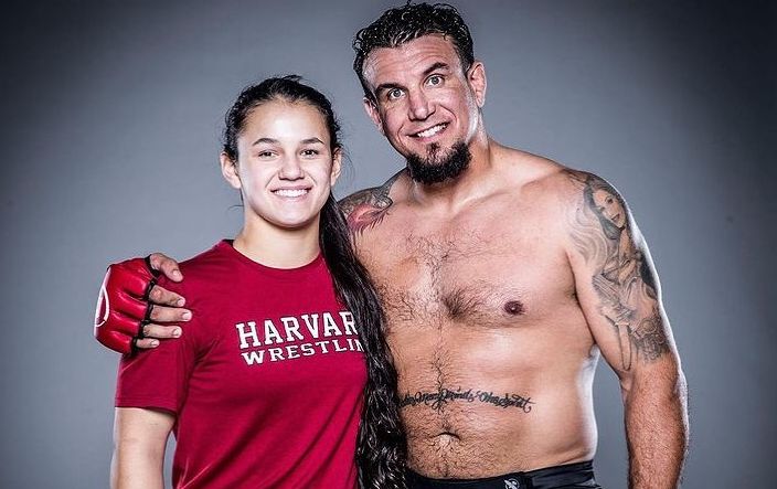Frank Mir 17 éves lánya apja nyomdokain jár, lefojtotta ellenfelét