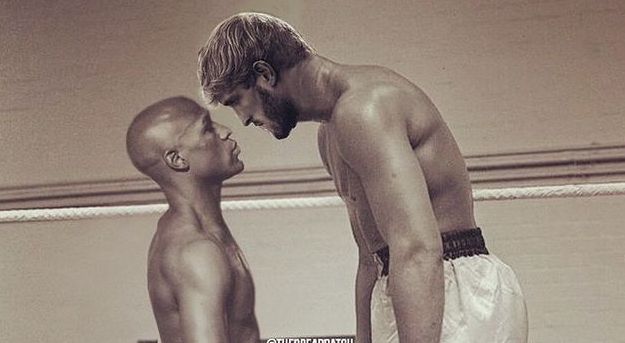 Logan Paul azon viccelődik, milyen kicsit hozzá képest Floyd Mayweather 