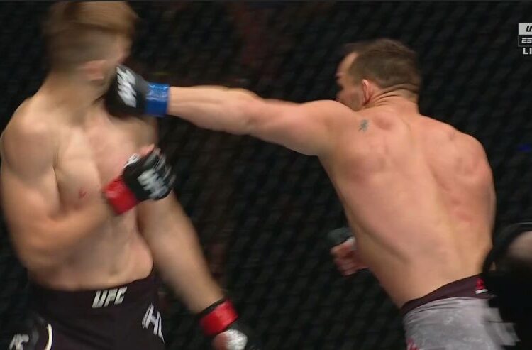 Chandler az első menetben kivégezte Hookert!