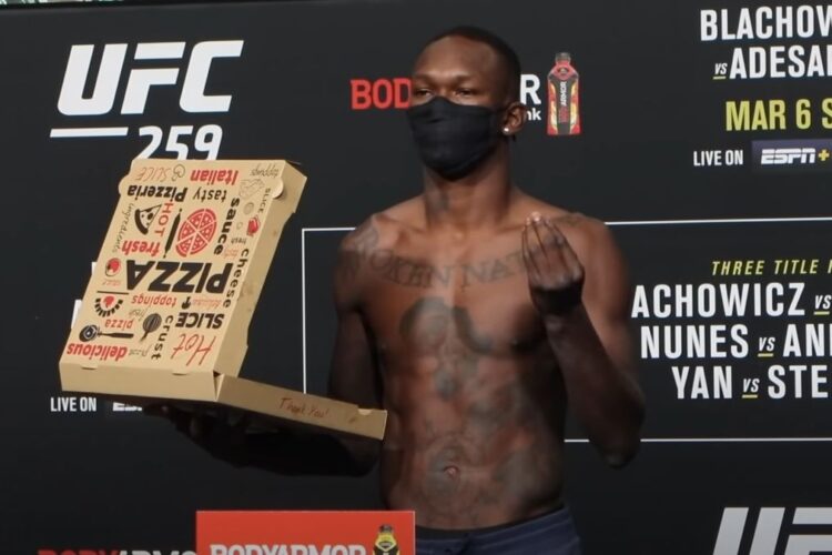 Israel Adesanya pizzával mérlegelt, csak 2 kilóval könnyebb, mint Blachowicz