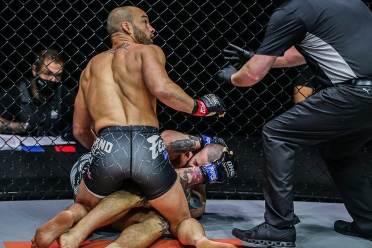 Kérdéses diszkvalifikációval veszített Eddie Alvarez