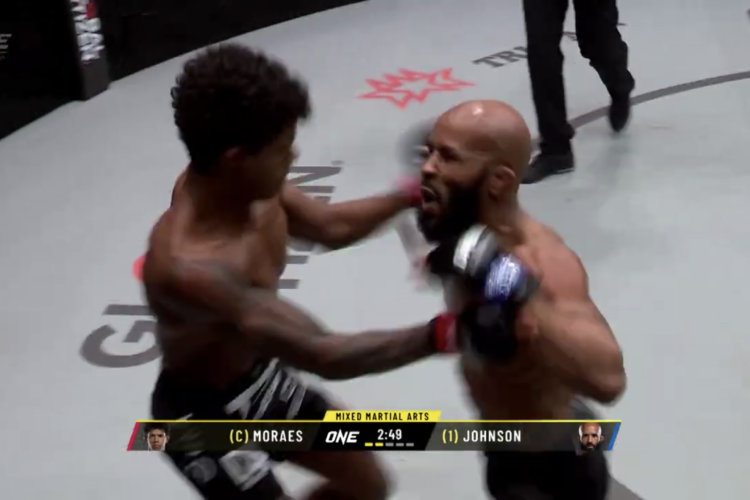 Sokkoló: a UFC-ben tiltott technikával ütötték ki Mighty Mouse-t