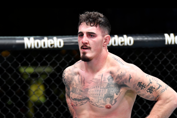 Tom Aspinall lépésről lépésre haladva érne a csúcsra