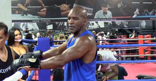 Evander Holyfield megvillantotta formáját, rajongói aggódnak érte