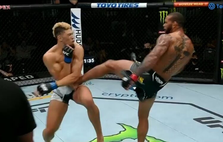 Thiago Santos egy eseménytelen meccsen pontozta ki Johnny Walker-t